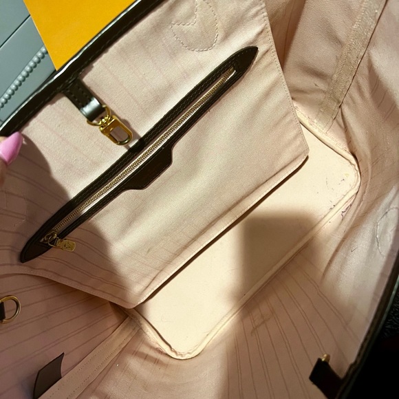 Louis Vuitton Neverfull MM - Picture 6 of 8